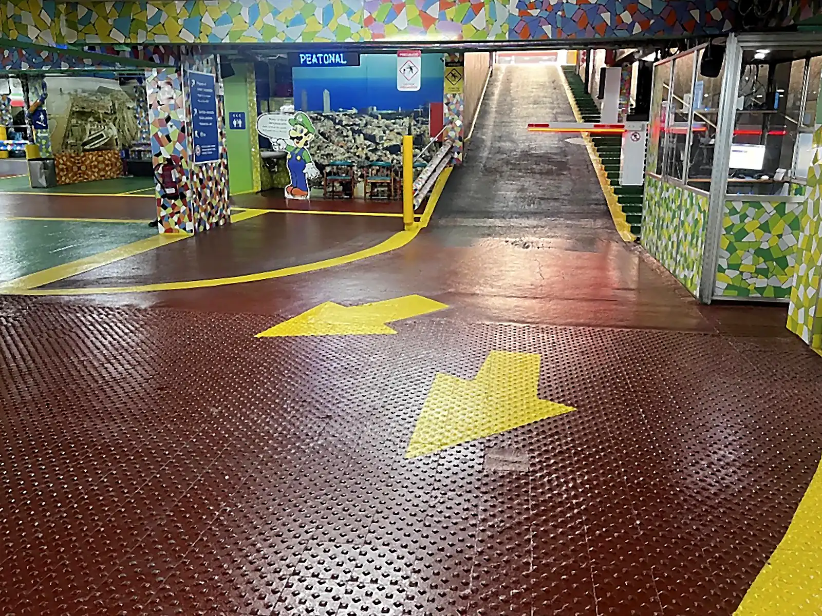 Entrada del Parking Marplan en Roger de Flor 172, Barcelona