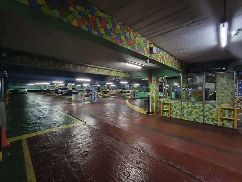 Entrada con barrera del parking Marplan en la calle Roger de Flor 172, Barcelona