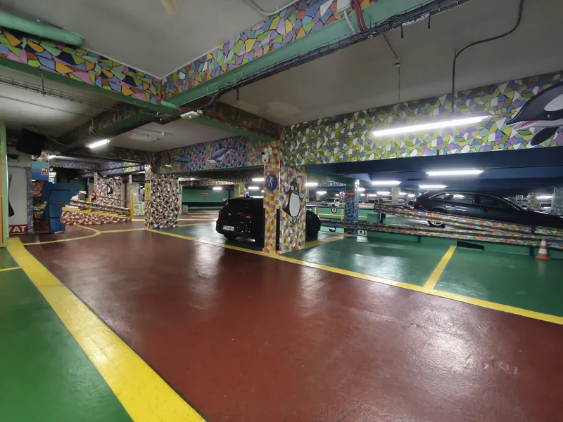 Mural de mosaico trencad&iacute;s en el interior del parking Marplan, Eixample de Barcelona