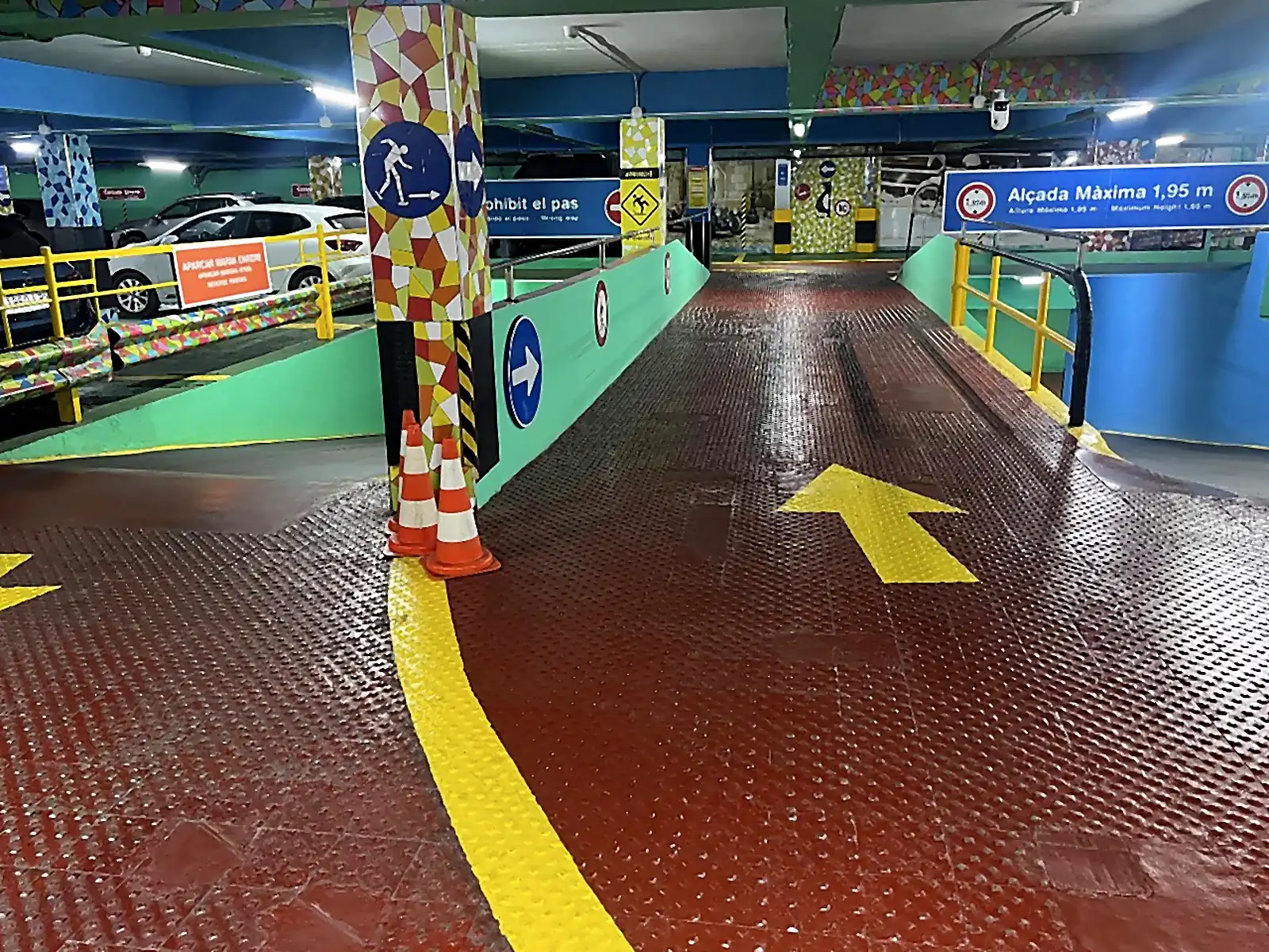 Columnas con mosaico modernista dentro del parking Marplan
