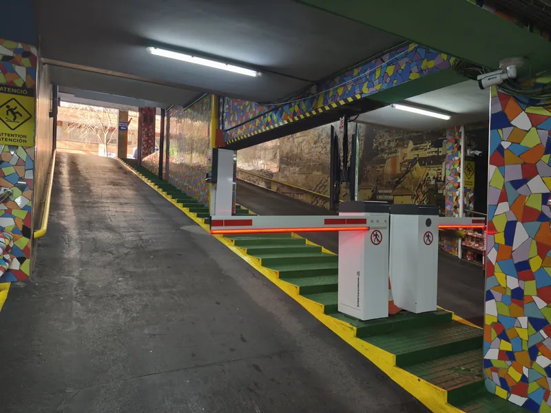Columnas decoradas con mosaico de colores en el parking cubierto Marplan del Eixample de Barcelona