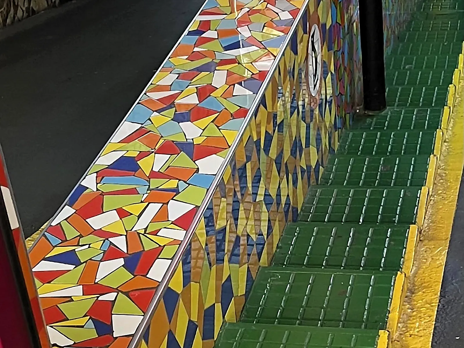 Trencadís de inspiración gaudiniana en el parking Marplan