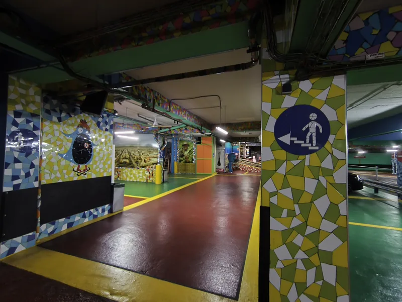 Interior del parking Marplan decorado con mosaico trencad&iacute;s estilo Gaud&iacute;, en Roger de Flor, Barcelona