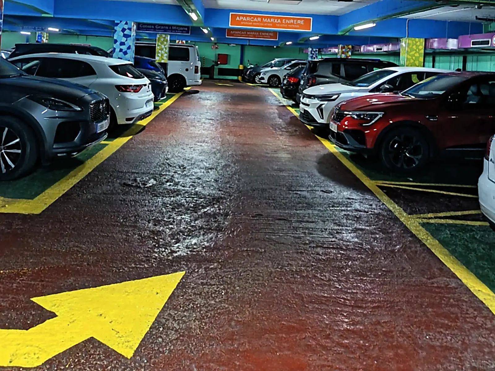 Plazas cubiertas del parking, a 7 minutos de la Sagrada Família