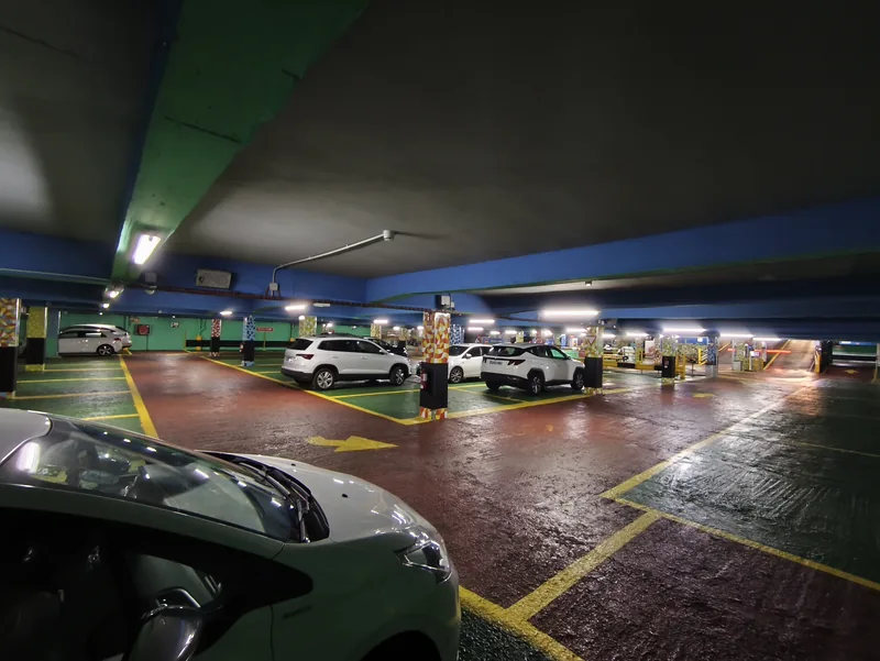 Plazas amplias y cubiertas del parking Marplan cerca de la Sagrada Fam&iacute;lia, Barcelona